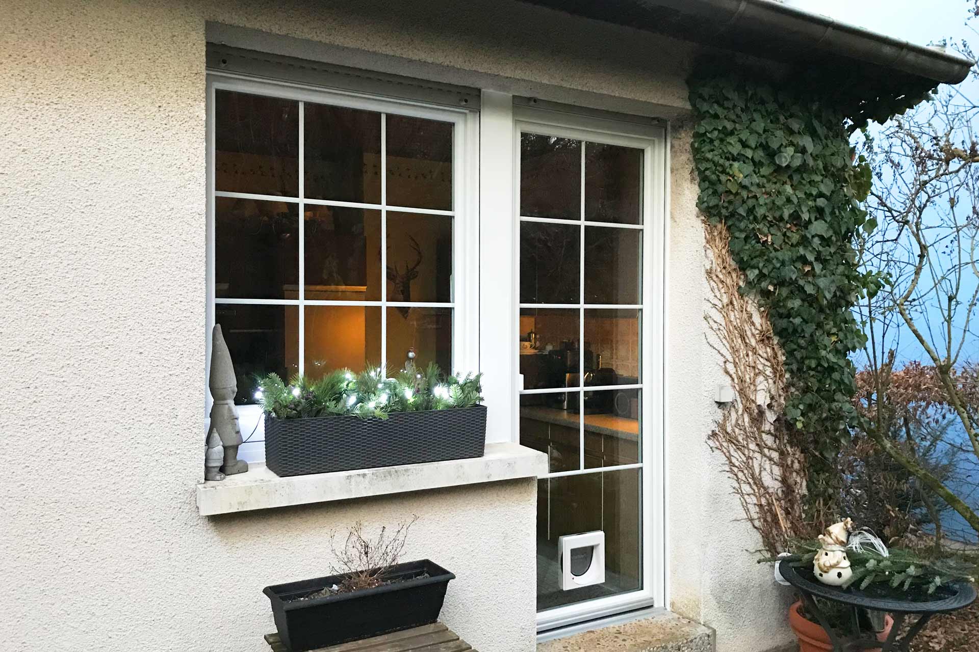 COPLANING S.A. – Weiße Fenstertür mit Katzenklappe